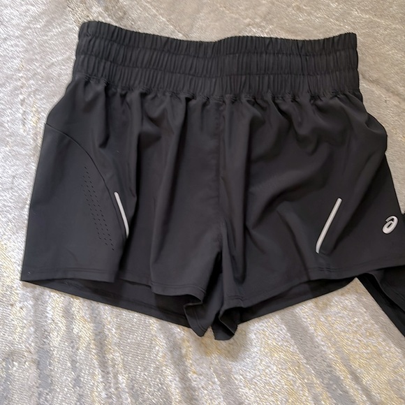2 pairs of black Asics 2 in 1 Shorts, brand new condition. - Picture 2 of 6